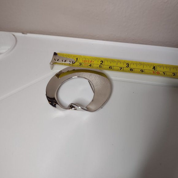 Silver Tone Round Twisted Metal Brooch - Picture 10 of 10